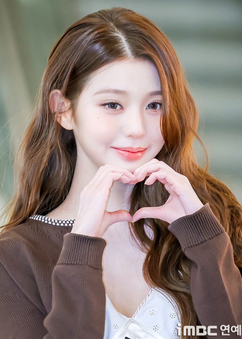 euaiox's tweet photo. 260513 Wonyoung at GMP Airport

#원영 #WONYOUNG #장원영 #JANGWONYOUNG
#아이브 #IVE #リズ

cr: iMBC https://t.co/8GvMRts5SY