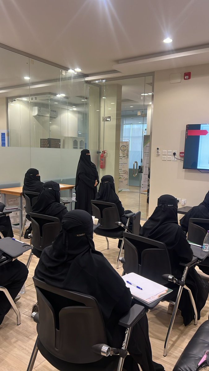 marfafamily2022's tweet photo. ضمن بيئة تدريبية تهدف إلى تعزيز الوعي الأسري وبناء حياة زوجية مستقرة ومثمرة ، وبدعم من #مؤسسة_سليمان_الراجحي_الخيرية جمعية مرفأ للخدمات الأسرية تدشن برنامج **تأهيل المقبلين على الزواج وحديثي الزواج**، في يومه الثالث بحضور 22 شابًا وشابة،
@RajhiCF 
@AMTMamgaf_m
#جمعية_مرفأ https://t.co/d16MXJFpkg