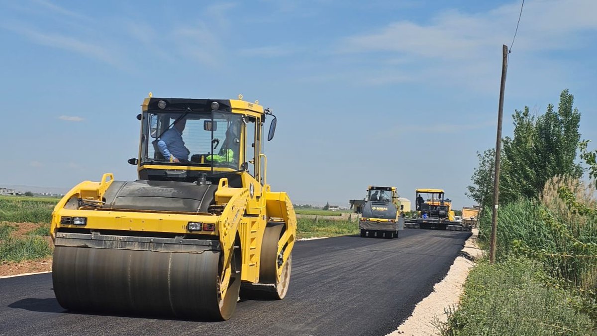 sanliurfabld's tweet photo. Kırsalda ulaşım konforunu artırıyoruz🛣️

Harran, Eyyübiye ve Haliliye ilçelerini birbirine bağlayan Yardımcı - Kısas hattında 12 kilometrelik sıcak asfalt çalışmalarımız hız kesmeden devam ediyor.

Onlarca kırsal mahalleye ulaşım sağlayan bu güzergâhı daha güvenli, daha modern ve daha konforlu hale getiriyoruz✨

Şanlıurfa’da ulaşım yatırımlarımız kararlılıkla sürüyor.