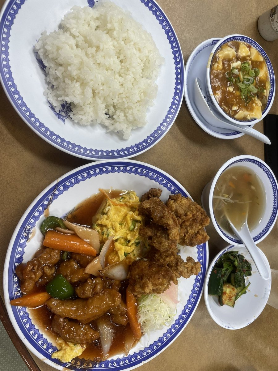 yui_pippi's tweet photo. 注文間違えましたー
からあげ今揚げてます
おまたせしましたー
本来の定食完成 https://t.co/9XzwY19QHq