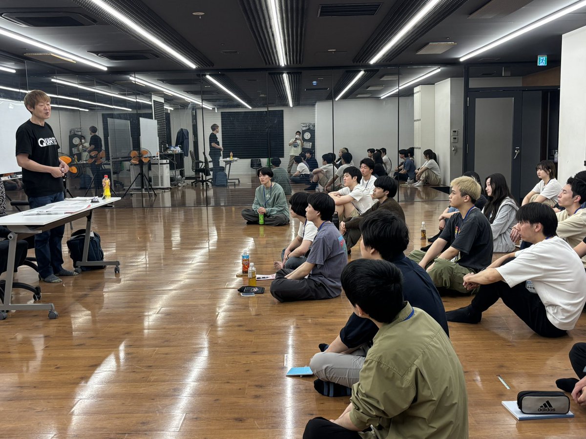 SchoolJCA's tweet photo. ✨35期授業風景✨

本日は、声優の矢部講師による、発声の授業☝️

プロによる声を出すための呼吸法やトレーニング法を教えていただきました👏

自分が考えた面白いネタをきちんと声を出して伝えられるように基礎から学べました🔥

#JCA #スクールJCA #養成所 #お笑い 
#人力舎 #プロダクション人力舎 https://t.co/6o1Bxe15XZ