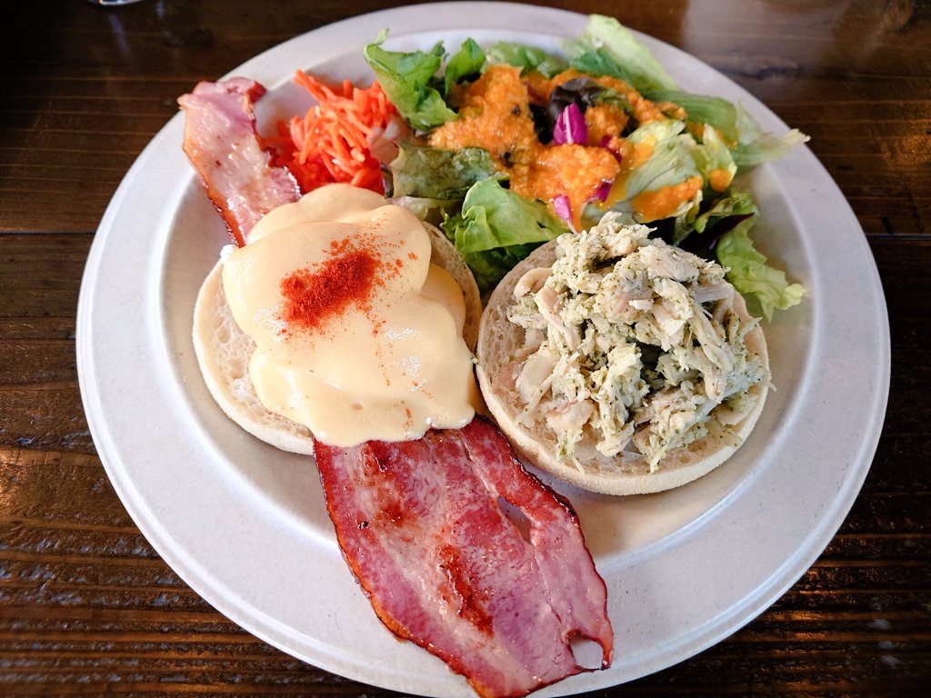 ayasofia_'s tweet photo. 今日のお昼は…#ICHIMARUICHI へ
いつもと違うメニュー『エッグベネディクト(スープ&アイスコーヒー)』注文。
食べ方に戸惑って、何故か?右のパンを手を使って食べてしまって、何故、最初からカトラリーを使わなかったんだ?😂😂😂
見よ!この半熟たまご🍳💕Love
#Cafe101ICHIMARUICHI https://t.co/03ZvyVfSyG