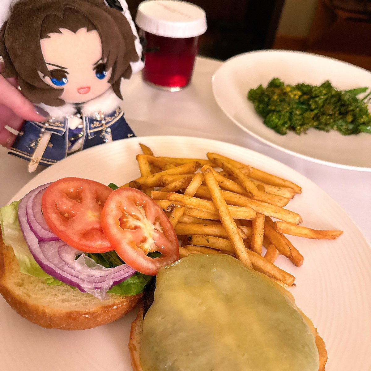 moriguchika's tweet photo. アメリカのおいしいごはん🍽️

みどりがルームサービスで頼んでくれた！！！！！！

マッシュポテトと草、日本で食べる方法があれば教えて欲しい🥔‧✧̣̥̇‧🥬💫
信じられない美味しさある https://t.co/mU3Sv90f6r