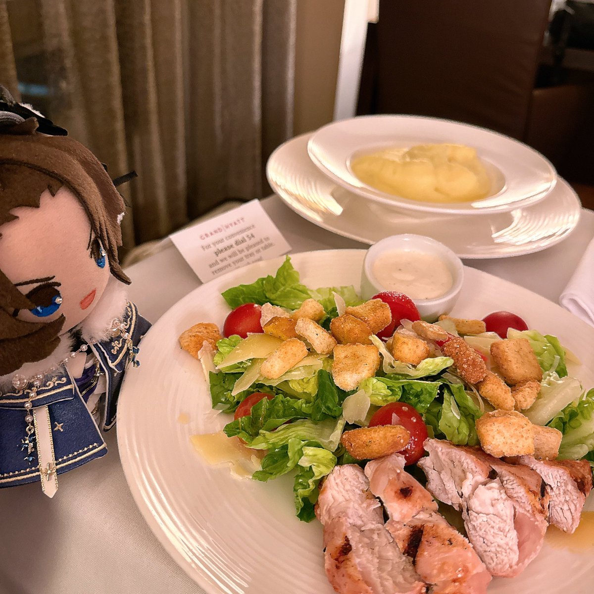 moriguchika's tweet photo. アメリカのおいしいごはん🍽️

みどりがルームサービスで頼んでくれた！！！！！！

マッシュポテトと草、日本で食べる方法があれば教えて欲しい🥔‧✧̣̥̇‧🥬💫
信じられない美味しさある https://t.co/mU3Sv90f6r