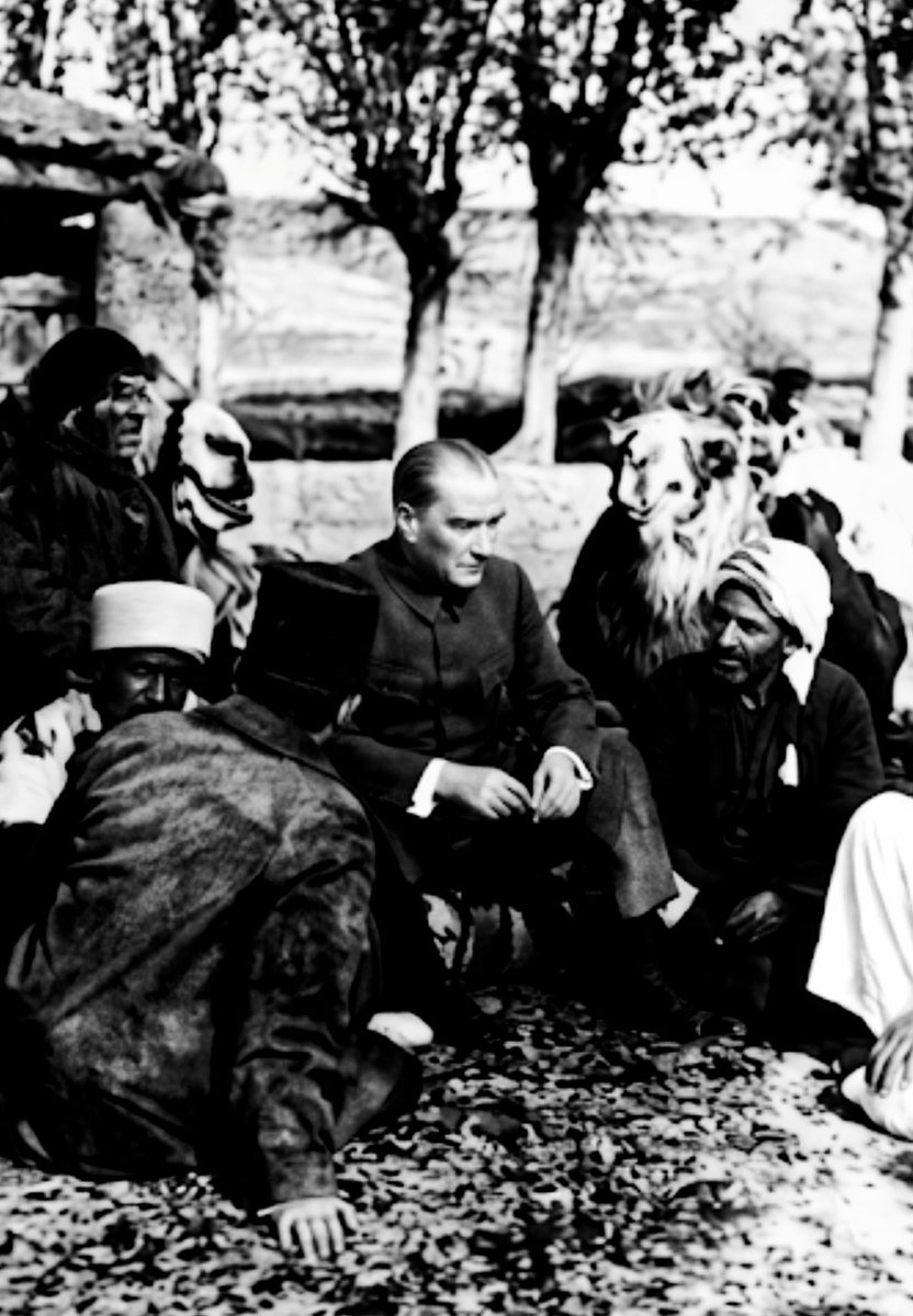 AsiLsiLe's tweet photo. Efendilik; hükmetmek değil, toprağa can verip milleti yaşatmaktır. .
#Atatürk 
#AsiLsiLe https://t.co/iLC9FgDiED