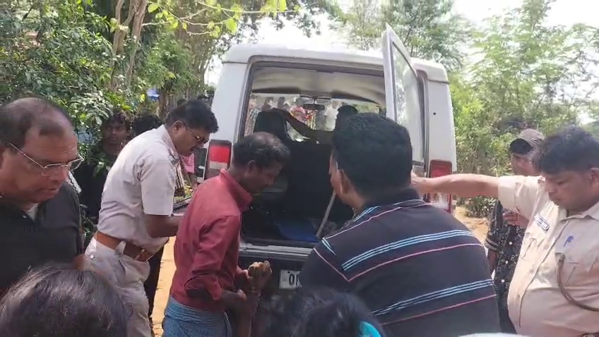 otvkhabar's tweet photo. #୨_ଜଣଙ୍କୁ_ହାଣିଦେଲା_ମଦ୍ୟପ
-ବାରିପଦା: ନିଶାସକ୍ତ ଯୁବକର ଉନ୍ମତ୍ତ କାଣ୍ଡ; ୨ ଜଣଙ୍କୁ ହାଣିଦେଲା
-ତିରିଂ ଥାନା କୁଲୁଘୁଟୁ ଗାଁ ରାସ୍ତାରେ ଟାଙ୍ଗିଆରେ ହାଣି ୨ଜଣଙ୍କୁ ହତ୍ୟା
-ହତ୍ୟାକାଣ୍ଡର କାରଣ ଅସ୍ପଷ୍ଟ; ମଦ୍ୟପକୁ ନିର୍ଧୂମ ଛେଚିଲେ ଲୋକେ
-ଗୁରୁତର ଅବସ୍ଥାରେ ମଦ୍ୟପ ଯୁବକକୁ ଉଦ୍ଧାର କଲା ପୋଲିସ
#DrunkYouthKillsTwo #AxeAttack #BaripadaMurder #DoubleMurder #TiringPoliceStation #KulughutuVillage #AlcoholRelatedCrime #IntoxicatedKiller #OdishaCrime #MurderInOdisha #OTV