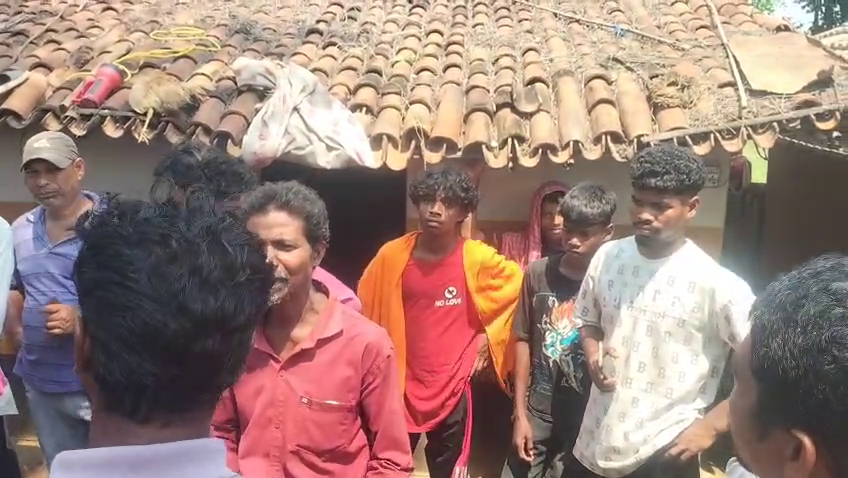 otvkhabar's tweet photo. #୨_ଜଣଙ୍କୁ_ହାଣିଦେଲା_ମଦ୍ୟପ
-ବାରିପଦା: ନିଶାସକ୍ତ ଯୁବକର ଉନ୍ମତ୍ତ କାଣ୍ଡ; ୨ ଜଣଙ୍କୁ ହାଣିଦେଲା
-ତିରିଂ ଥାନା କୁଲୁଘୁଟୁ ଗାଁ ରାସ୍ତାରେ ଟାଙ୍ଗିଆରେ ହାଣି ୨ଜଣଙ୍କୁ ହତ୍ୟା
-ହତ୍ୟାକାଣ୍ଡର କାରଣ ଅସ୍ପଷ୍ଟ; ମଦ୍ୟପକୁ ନିର୍ଧୂମ ଛେଚିଲେ ଲୋକେ
-ଗୁରୁତର ଅବସ୍ଥାରେ ମଦ୍ୟପ ଯୁବକକୁ ଉଦ୍ଧାର କଲା ପୋଲିସ
#DrunkYouthKillsTwo #AxeAttack #BaripadaMurder #DoubleMurder #TiringPoliceStation #KulughutuVillage #AlcoholRelatedCrime #IntoxicatedKiller #OdishaCrime #MurderInOdisha #OTV