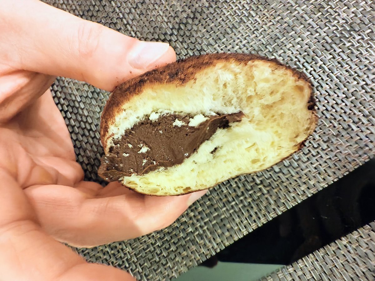 gattozz's tweet photo. เห็นช่วงนี้เค้าฮิตโดนัทแบบนี้กัน นี่ชอบของ Huus of Bread มาก แป้งดีไส้ก็เลิศ รสช็อกโกแลตนะ เจ้มจ้นสุดๆ อยากให้ทุกคนได้ลอง #อร่อยบอกต่อ #โดนัท https://t.co/BaDZnWitZD