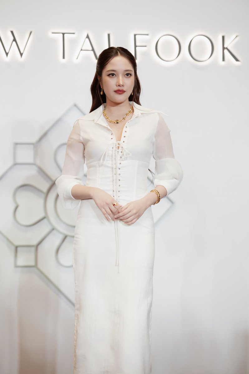 Siam_Paragon's tweet photo. Our queen 🤍

#srchafreen attends the grand opening of Chow Tai Fook at Siam Paragon

#ChowTaiFook #ChowTaiFookThailand #DawnCollection #SiamParagon https://t.co/TT344mf1i4