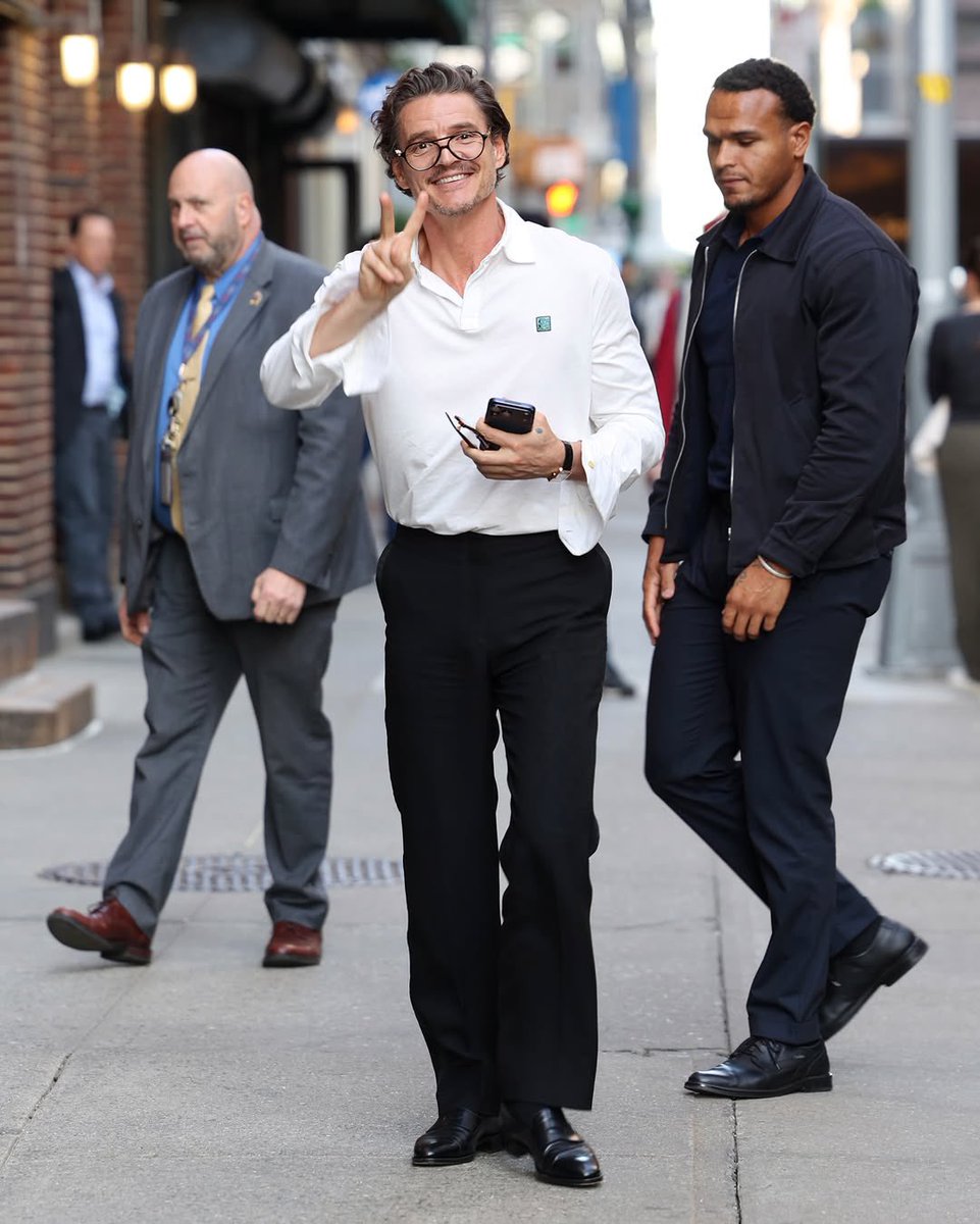 GabrielleOrlita's tweet photo. 🤍🤍🤗🤗 #PedroPascal heading for #LateShowWithStephenColbert. ✌️✌️✌️

📸:Colbert https://t.co/s6w0a18fAd