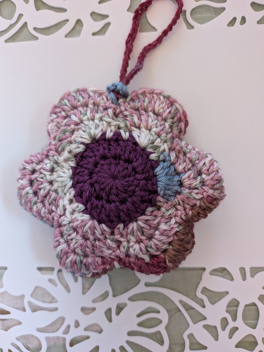 39HeartFlower's tweet photo. 2個目完成なのよ⤴️💕
コレは知り合いにあげる分。いろんな色で作ったら可愛いですよね❣️
次はオフホワイトとライムグリーンで作りま〜す😊✌ https://t.co/VxXQGdVs9B