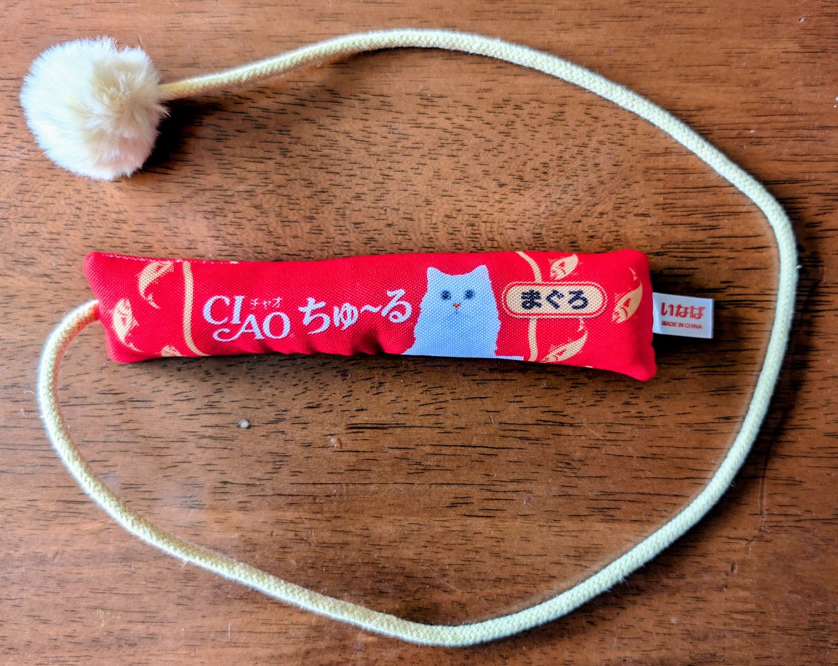 noricon69's tweet photo. チュールのボトルを買ったらおもちゃがついてきたよ！
ガチのチュール柄かま素敵すぎる😸
#猫のいる生活
#イナバ
#ChaOちゅ～る https://t.co/4RVsnUqkn9