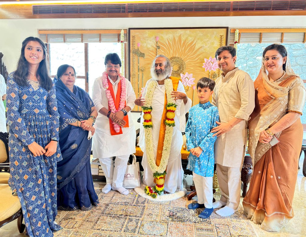 KailashOnline's tweet photo. आज सपरिवार बेंगलुरु पहुंचकर पद्म विभूषण से सम्मानित, प्रख्यात आध्यात्मिक गुरु एवं आर्ट ऑफ लिविंग फाउंडेशन के संस्थापक श्री श्री रविशंकर जी से आत्मीय भेंट कर उनका अभिनंदन किया तथा उन्हें जन्मदिवस की हार्दिक बधाई एवं शुभकामनाएं प्रेषित कीं।

यह सुखद संयोग भी रहा कि आज तारीख अनुसार मेरा भी जन्मदिन है। ऐसे पावन अवसर पर गुरुजी का सान्निध्य प्राप्त होना सकारात्मकता से भर देने वाला अनुभव रहा।

गुरुजी का जीवन मानवता, आध्यात्मिक चेतना, सेवा, करुणा और विश्व शांति के संदेश को समर्पित है। उनका मार्गदर्शन करोड़ों लोगों के जीवन में आशा, संतुलन और आत्मविश्वास का संचार कर रहा है।