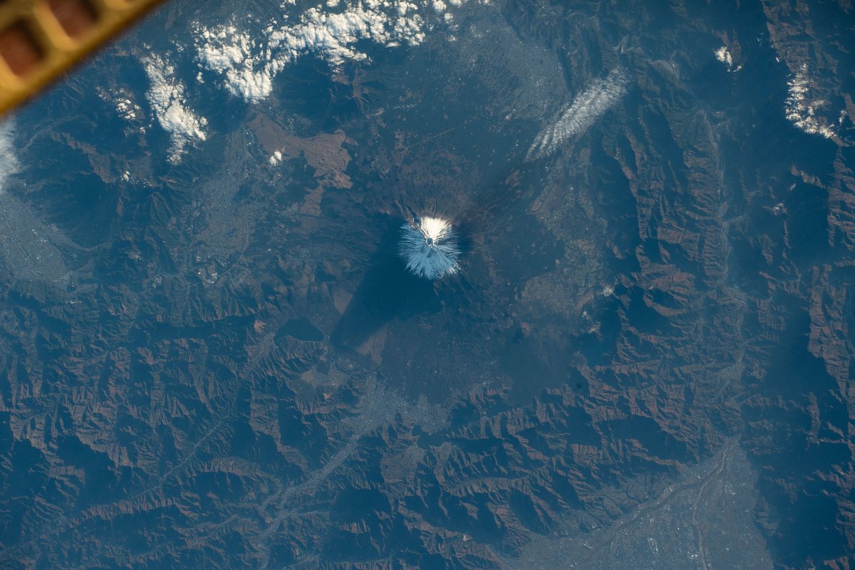 universal_sci's tweet photo. Spectacular: A snow-capped Mount Fuji as seen from Space!

(Credit: NASA Johnson) https://t.co/ypjBaVybhD