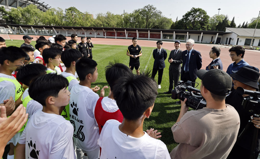 CSV2050's tweet photo. Arsene Wenger and Mattias Grafström visited the training of China U-14 Elite Team in Chinese national football training center in Beijing. As per Xinhua News, Arsene Wenger praised the facilities and gave instructions to CFA on youth development. https://t.co/mmz2an7El6