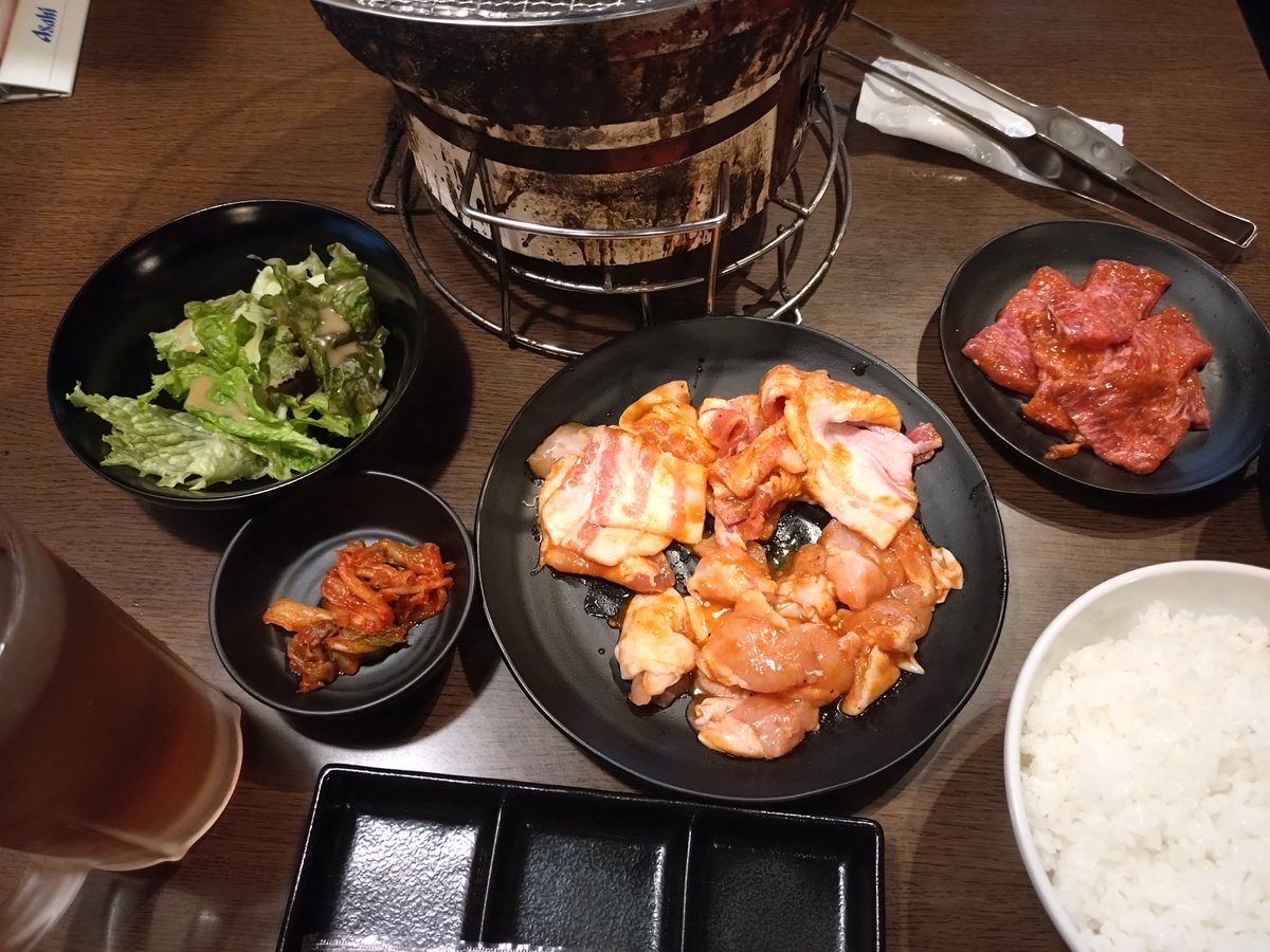 comchin28's tweet photo. 久しぶりに新小岩北口の牛繁さんで、焼肉🥓
鶏豚の味噌焼肉定食大盛に元気カルビをつけて、いただきました🥢
焼肉を食べると元気になります❗

#焼肉ランチ
#牛繁
#新小岩 https://t.co/9WH09qxsTw