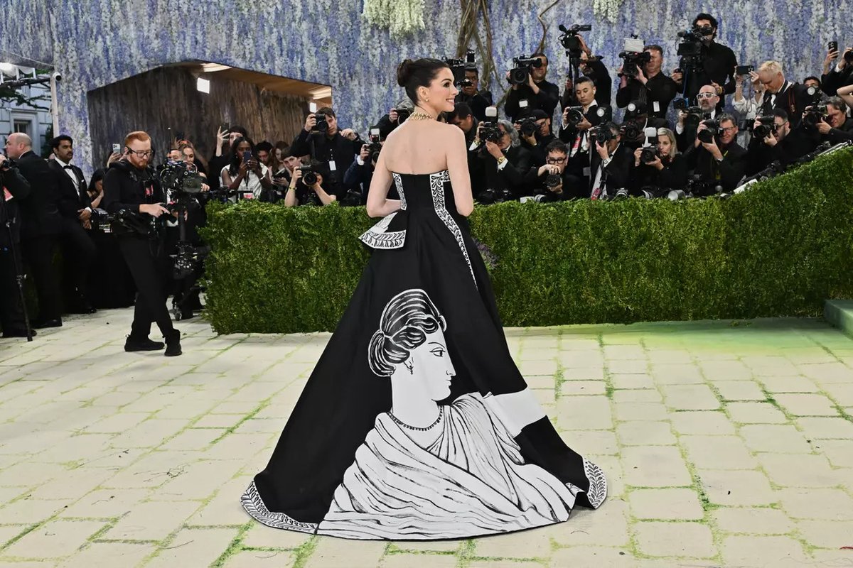 Arelabor's tweet photo. La #mode est à l'Antique ! Au #metgala 2026, les stars ont affiché l'Antiquité sur elles-mêmes : @kyliejenner est Vénus, @annehathaway porte une une figure de femmes d'un vase et @heidiklum EST une Vestale ! #mod #fashions #modernartist #gala #robe #dressing https://t.co/X1J7gGrERo