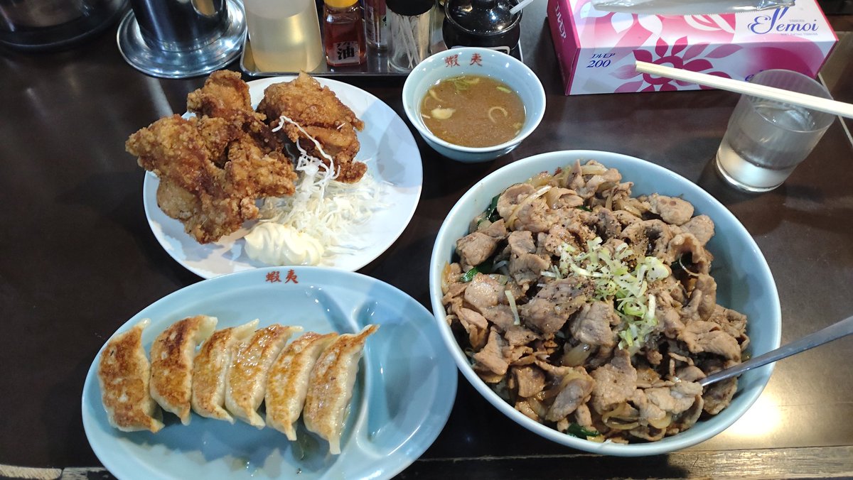 tonga330's tweet photo. 昨夜は六代目 蝦夷殿で飯戦してきました‼️

焼肉丼、唐揚げハーフ、餃子を注文🤩

焼肉丼メッチャまいう〜😋
唐揚げサクサク中は熱々でまいう〜😋
餃子も中身ミッチリ入っててまいう〜😋

ギリッギリで食べ切れた〜唐揚げが持ち帰るか悩んだ(笑)

ごちそうさまでした🫡

#唐揚げ
#焼肉丼
#餃子 https://t.co/fKpEpEE1hM