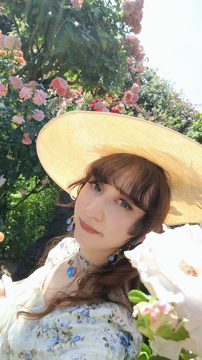 chocolattweena's tweet photo. そくほー！
横浜イングリッシュガーデン🌹🌹🌹
ちょっとお天気良すぎね💦 https://t.co/nivFCfRxLf