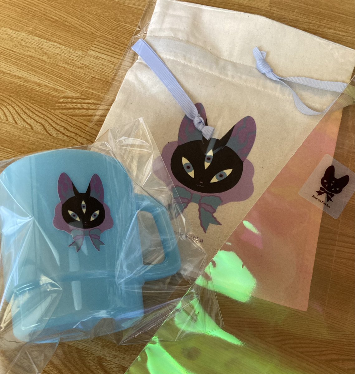 mosopate's tweet photo. 三つ目の使い魔の巾着とプラカップのセットです🐈‍⬛
関西コミティアに四つ、コミティア156に五つ（＋関コミの在庫があれば）ほど持っていきます https://t.co/4kp6GBVbt2
