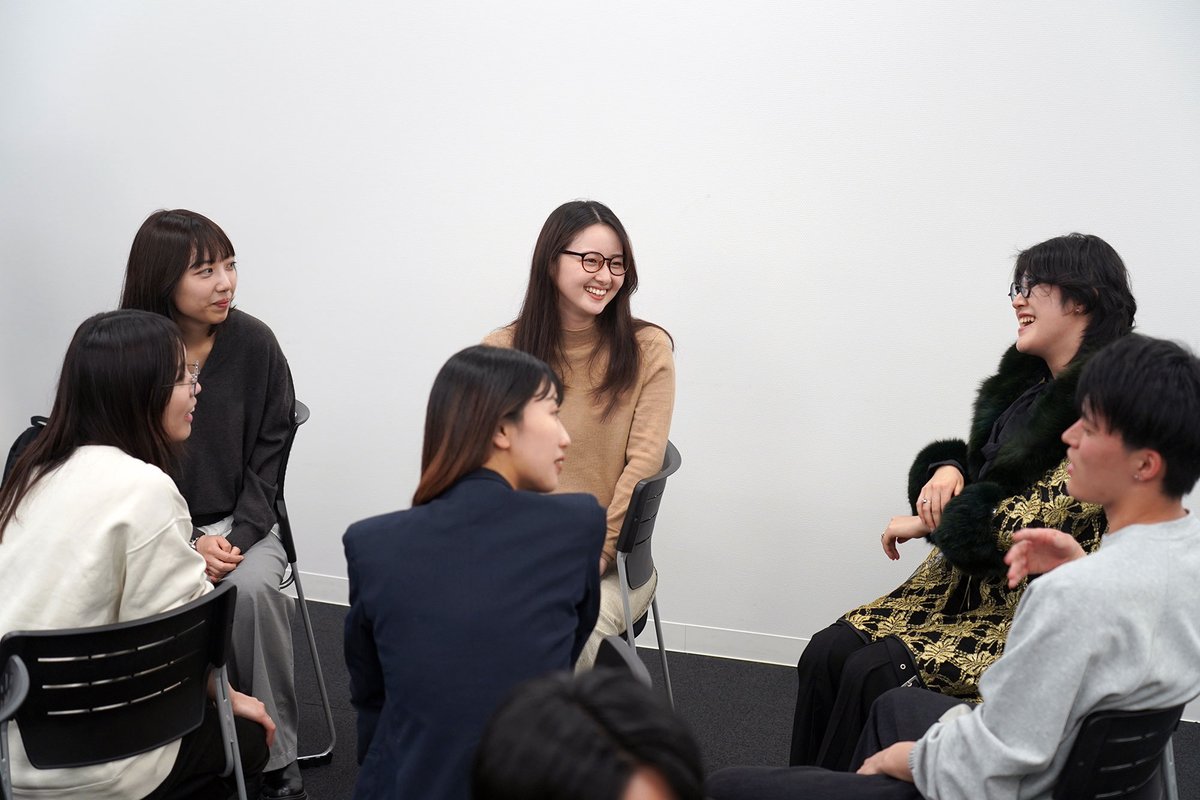 official_tdp's tweet photo. 【コミュニケーショントレーニング】
⁡
本年度も、デジタルコミュケーションデザイン、空間コンテンポラリーデザイン、デジタルグラフィックス、そしてUXデジタルプロダクトデザインの4専攻からなる昼間部1年制の授業が開講しました。
⁡
その1年制のメンバーの緊張をほぐし、一気にお互いの距離を縮めると同時に、ビジネスにも役立つコミュニケーショントレーニングのワークショップを実施。
⁡
担当コーチは、コーチビジネス研究所の中村智昭先生。コーチビジネス研究所は、内閣府・東京都等の官公庁や大手企業などで実績を持つコーチングの専門機関です。
⁡
『チームで行うグループワーク』『上司や同僚、クライアントとの関わり方』『就職活動における自分自身のPR』『家族や大切な人とのコミュニケーション』...さまざまな人間関係で、思っていることをどう伝えるべきかを考え、話をする技術が足りないと、時に悩みの種になるもの。
⁡
ワークショップでは、自分や他者がどのようなタイプのコミュニケーションスタイルを持つのか把握し、コミュニケーションの基本となる傾聴力を向上するためにトレーニングを行いました。これから1年間、共に学ぶ仲間たちと最初は戸惑いながらも段々とお互いを知り、打ち解けながら、楽しそうにコミュニケーションを学ぶ学生たちの姿が印象的でした。
