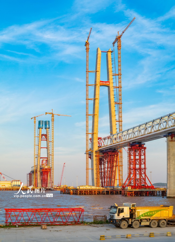 Construction of the 29.2-km Hangzhou Bay Cross-Sea Railway Bridge