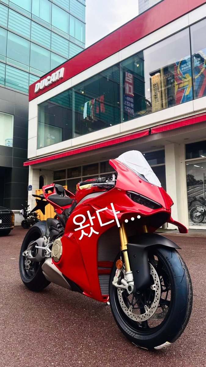 jeonluvxo's tweet photo. دراجة جونقكوك دراجة رياضية فخمة جدًا من شركة Ducati اسمها Panigale V4 S، وتُعتبر من أقوى وأفخم الدراجات الرياضية😭

واوسعرها يوصل تقريبًا حوالي 102مليون دينار عراقي 😵‍💫 https://t.co/wSxyZLUroC