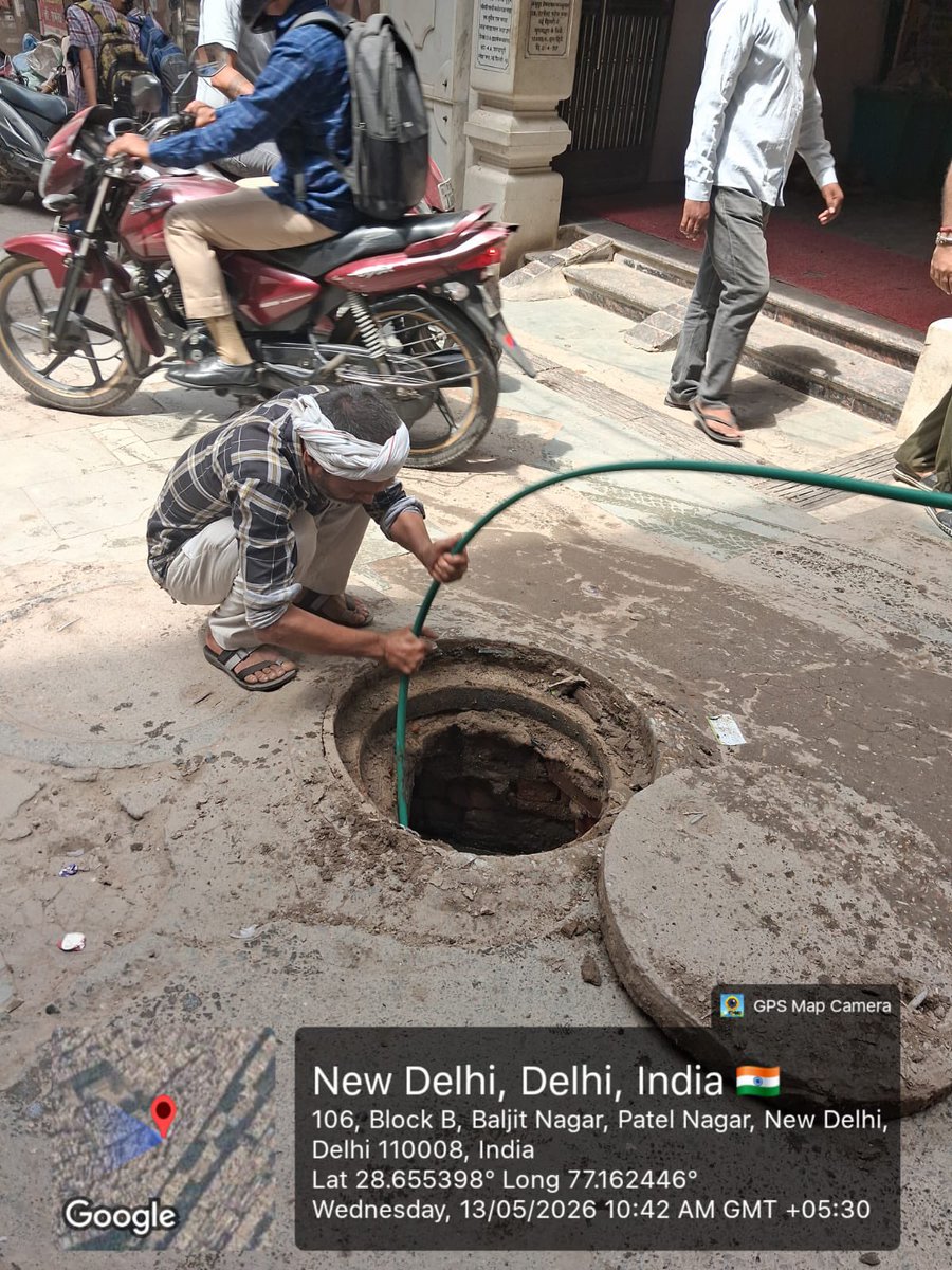 kbzdc's tweet photo. Sewer maintenance and de-clogging work carried out on priority to ensure smooth drainage flow and prevent waterlogging in the area. 

Field teams remained actively engaged in improving sanitation and public convenience.
#SwachhDelhi #MCDAtWork #CleanDelhi https://t.co/dmew1Nb8ti