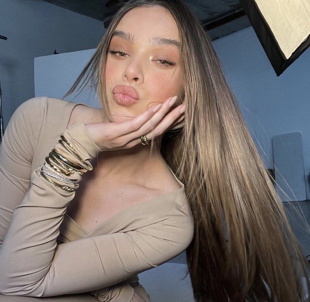 buildabimbo69's tweet photo. I lost to @alrightkaii he had me kissing my screen to mommy Hailees 

#wankbattle #wankchat https://t.co/uIOb0AeByZ