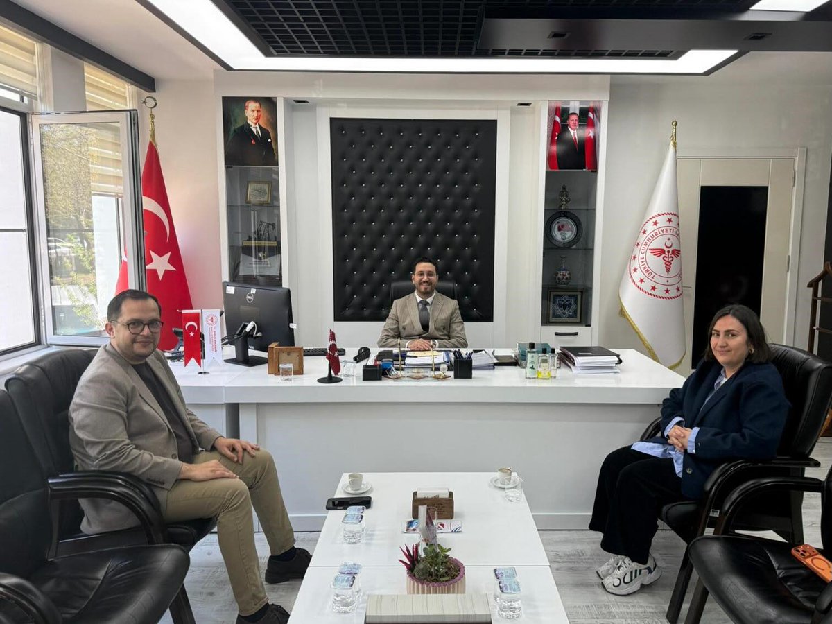 meramdh's tweet photo. Konya Çevre ve Şehircilik Politikaları Başkanı Yasin Emre Harman ve Dr. Aslıhan Alız Harman Başhekimimiz Uzm. Dr. Ömer Adil İlhan’ı makamında ziyaret ettiler.

Gerçekleştirilen nazik ziyaretleri ve anlamlı hediyelerinden dolayı kendilerine teşekkür ederiz.
#meramdevlethastanesi https://t.co/Xo6hDlvuFj