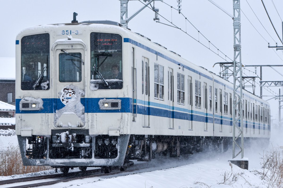 11666_EXPRESS's tweet photo. 851Fが廃車回送されたそうで
あんまり狙わなかった車両でしたね
気づいたらたまたまいたような車両だったような気がします
最後はソース×りょうもうHMをつけて注目を集めていましたね
今までの850型の中ではいちばん有終の美を飾ったと思います
8195Fからは47年間、851Fとしては22年間ほんとうにお疲れ https://t.co/I7T7DPFgxB