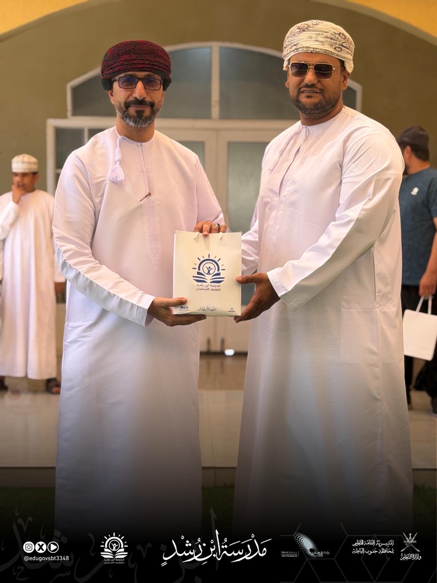 EduGovSbt3348's tweet photo. كرّمت إدارة المدرسة مجموعة من المعلمين المتميزين تقديراً لجهودهم في تطوير العملية التعليمية، وتعزيزاً لروح العطاء والإبداع في الميدان التربوي.👏🏻👨🏻‍🏫
#فعاليات_تعليمية_جنوب_الباطنة https://t.co/5LModCKEvu