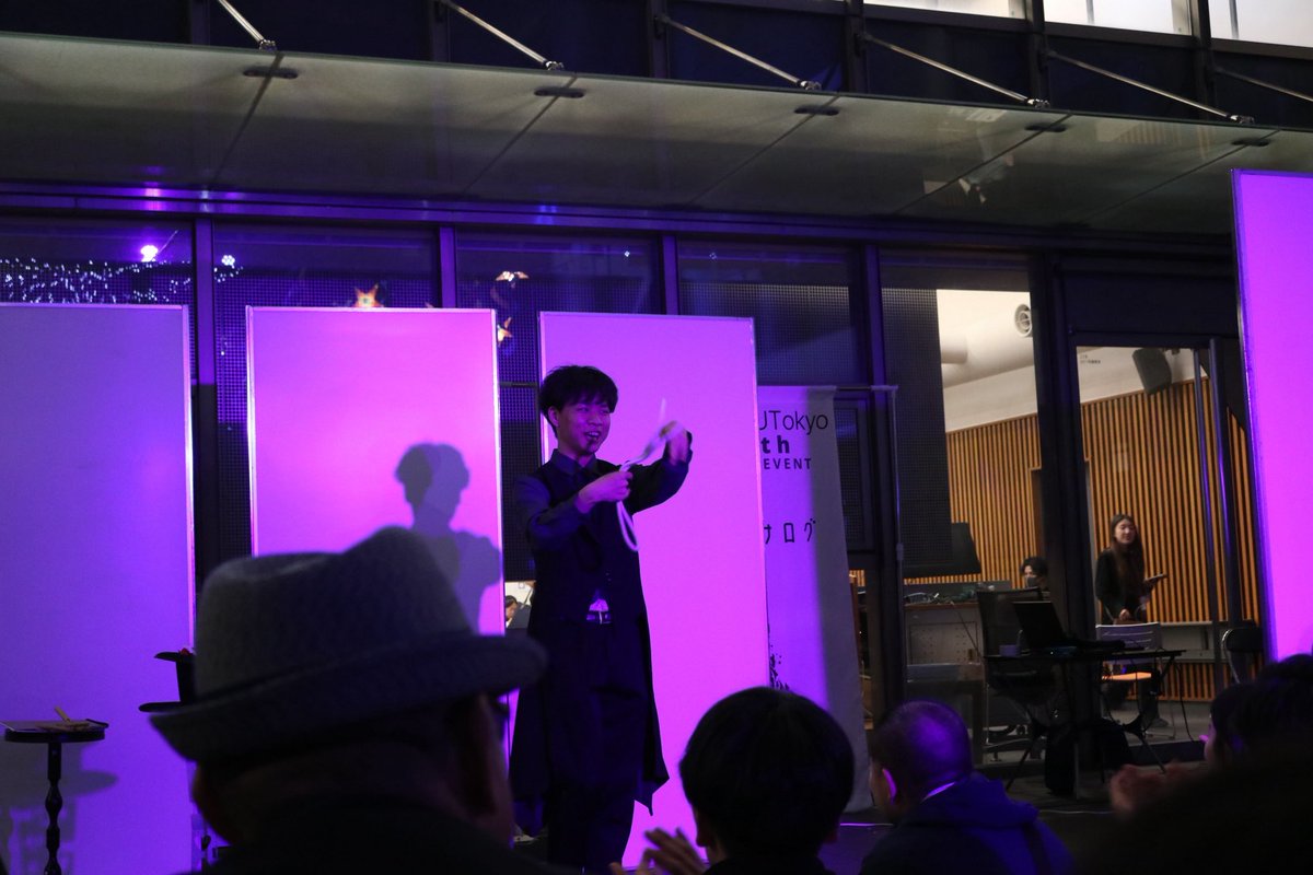 TEDxUTokyo's tweet photo. 【TEDxUTokyo 2026 “アナログ”パフォーマンス紹介✨】

東京大学奇術愛好会
@ut_magic_club 

日々研究しているマジックを披露。テレビなどではみられない独創性のあるマジックや、徹底的に研究されたクラシックマジックをお届けする中で、アイデアをどう繋げてマジックを作っていくか体感する。 https://t.co/cFxVOLa8HX
