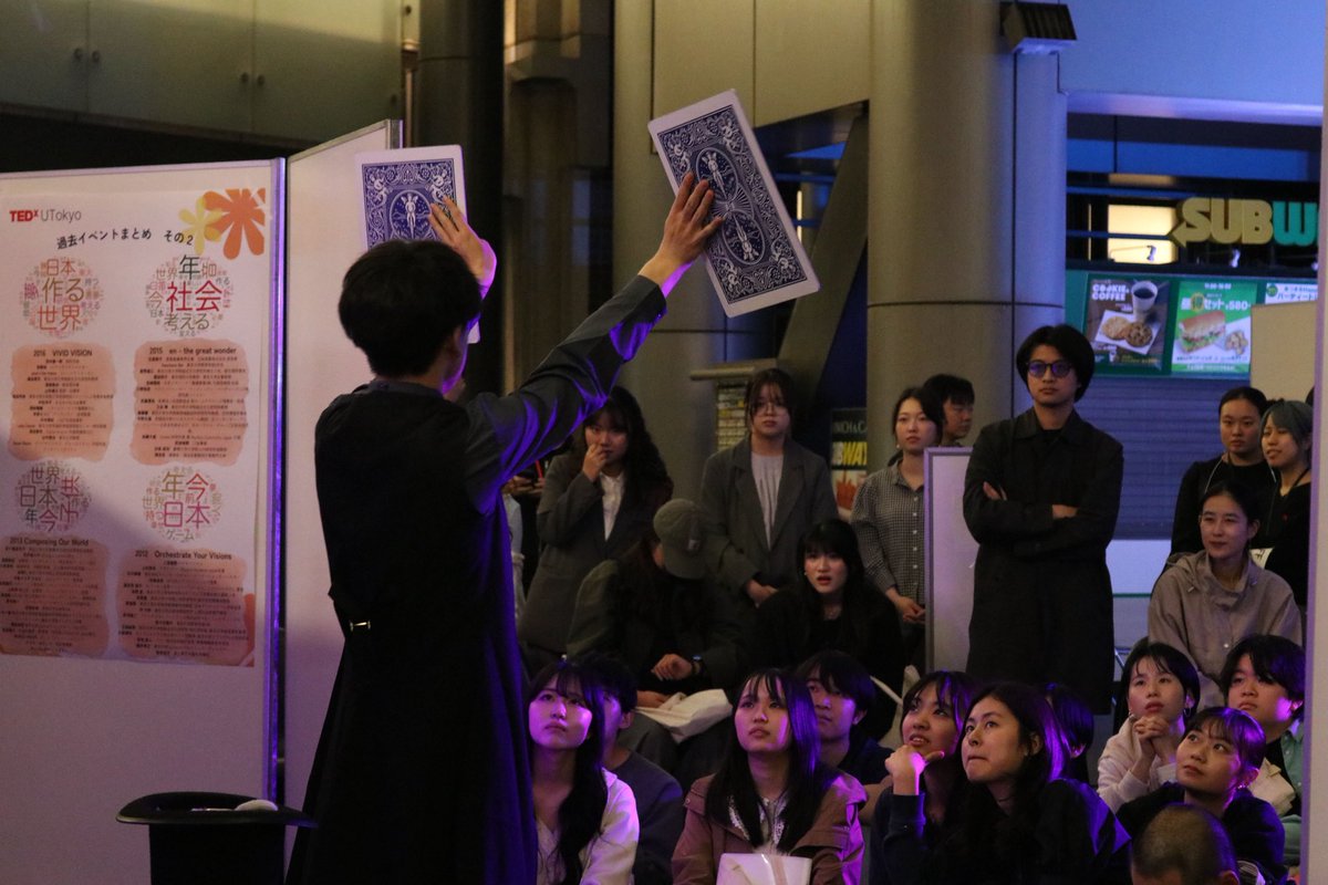 TEDxUTokyo's tweet photo. 【TEDxUTokyo 2026 “アナログ”パフォーマンス紹介✨】

東京大学奇術愛好会
@ut_magic_club 

日々研究しているマジックを披露。テレビなどではみられない独創性のあるマジックや、徹底的に研究されたクラシックマジックをお届けする中で、アイデアをどう繋げてマジックを作っていくか体感する。 https://t.co/cFxVOLa8HX