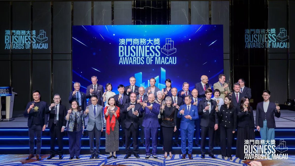 ltgamesmacau's tweet photo. It was an honor to attend the Business Awards of Macau, where our COO, Eddie Au, represented the company and presented awards as powered by Entertainment Leading sponsor. we will continue to collaborate with industry partners to explore new possibilities. https://t.co/qsZJR8fYU6
