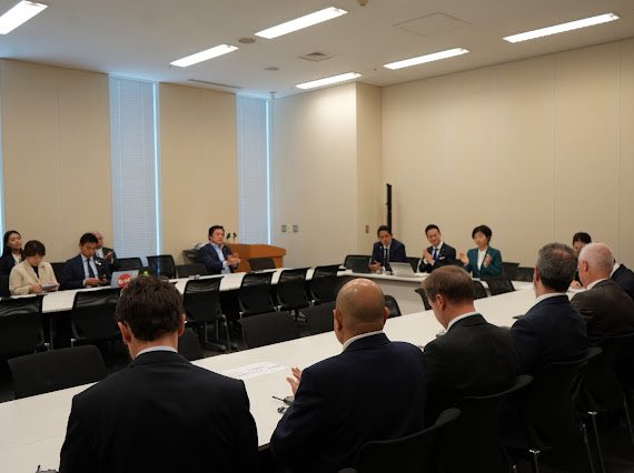 abe_keishi's tweet photo. 【和平調停に関する議員勉強会 懇談会🌏】
国会に、和平調停に関する外交で有名なスイス🇨🇭・トルコ🇹🇷・オマーン🇴🇲の政府責任者と、和平調停のTrack2外交を活発に行っているConciliation Resources・Centre for Humanitarian Dialogueの責任者の皆様にお越し頂きました。

和平調停という日本外交の新たな地平を開くにあたり、様々なご助言・経験の共有を頂きました。　

#阿部けいし #日本維新の会
#兵庫２区 #神戸 #西宮