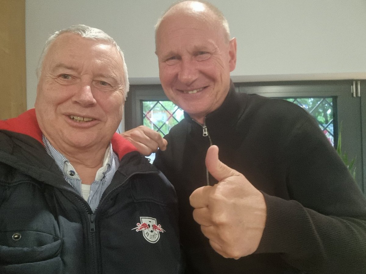 PeterWolff_PR's tweet photo. Nach der erfolgreichen Champions League-Quali unterhielt sich #perrybräutigam, Repräsentant von @RBLeipzig  im "Perry Talk" mit einem anderen ehemaligen Bundesligaprofi": Mit "Baba" Babacar N'Diaye , der seit 9 Jahren Teammanager bei RB Leipzig ist. 

#Leipzig #fussball https://t.co/MyNsbBDOo2