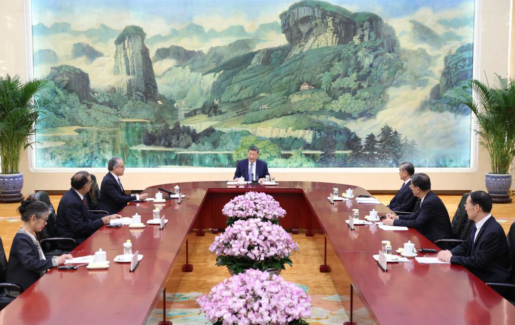 AmbLiaoLiqiang's tweet photo. اجتمع الرئيس الصيني شي جين بينغ مع خالد العناني، المدير العام لمنظمة الأمم المتحدة للتربية والعلم والثقافة (اليونسكو)، في بكين اليوم الثلاثاء.

وقال شي إن الصين تدعم بنشاط عمل اليونسكو، وقد قام الجانبان بأشياء كثيرة لحماية السلام العالمي وتعزيز التنمية العالمية، معربا عن استعداد الصين لتعميق التعاون الاستراتيجي مع اليونسكو لتحقيق نفع أفضل لشعوب جميع البلدان.

وأعرب شي عن استعداد الصين للعمل مع اليونسكو لتنفيذ المبادرات العالمية الأربع، وتمكين شعوب جميع البلدان من المشاركة في التقدم في مجالات التعليم والعلوم والثقافة، والاستجابة بشكل أفضل للتحديات المشتركة التي تواجه المجتمع البشري، وبناء مجتمع مصير مشترك للبشرية.

#مجتمع_مصير_مشترك_للبشرية