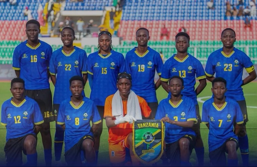 IssaMbuzi's tweet photo. Hii timu iliyofuzu World Cup ya U-20, wachezaji current 3 wanacheza Fountain Gate Princess, kwenye hii Squad wachezaji wote waliochuchumaa wamevaa uzi wa Fountain Gate Princess, waliosimama wawili waliwahi kuvaa uzi wa Princess namba 15 and 19. UMEJIFUNZA NINI? W’r The Best https://t.co/AJRzHWi7Zo