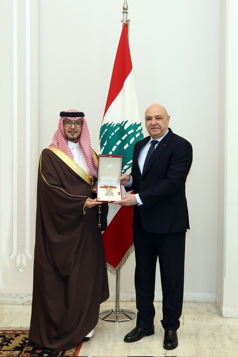 FahdJman's tweet photo. بروتوكول توديع السفراء هو مجموعة من الإجراءات والمراسم الدبلوماسية الرسمية التي تُنظم عند انتهاء مهام السفير ومغادرته الدولة المضيفة، وتعكس الاحترام المتبادل وتقدير الجهود المبذولة لتعزيز العلاقات الثنائية.
أبرز عناصر هذا البروتوكول:
- اللقاءات الوداعية الرسمية حيث يقوم السفير بزيارات وداع لكبار مسؤولي الدولة المضيفة، وعلى رأسهم رئيس الدولة، رئيس الوزراء، ووزير الخارجية، لتقديم الشكر وتأكيد استمرارية العلاقات الطيبة
- حفلات التوديع حيث تنظم وزارة الخارجية أو جهات بروتوكولية حفلات رسمية (غداء أو عشاء) لتكريم السفير
- مراسم المغادرة (في المطار/المنفذ) حيث يتم توديع السفير عبر ممر شرفي ويكون في توديعه ممثل عن وزارة الخارجية (إدارة المراسم)
- تقديم أوسمة بحيث في بعض الحالات، يتم منح السفير المغادر وسامًا رفيعًا من الدولة المضيفة تقديرًا لجهوده