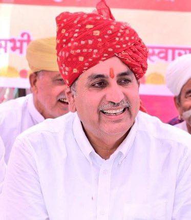 rajasthanimama's tweet photo. मारवाड़ कांग्रेस के नेताओं के आलाकमान है हरीश चौधरी....

बाड़मेर जैसलमेर और बालोतरा जिले के विधायक और सांसद का टिकट धोरे वाली ढाणी से होकर आता है।

बिना हरीश चौधरी के टिकट लाना मुश्किल है।
सिर्फ मेवाराम जैन ही एक मात्र नेता है जो बिना हरीश चौधरी के टिकट ला सकते हैं। क्योंकि हरीश चौधरी के विरोध के बावजूद उन्होंने पार्टी में वापसी की है।

हरीश चौधरी ने बाड़मेर की राजनीति के वर्तमान हालत यह कर रखे हैं -

शिव विधानसभा में मुसलमानो के दो गुट बनाकर रखे हैं फतेह खान और अमीन खान।

बाड़मेर में मेवाराम को कमजोर करने के लिए उनके करीबी रिडमल सिंह दांता को अपना करीबी बना रहे हैं। 
भविष्य में आजाद सिंह तथा रिडमल सिंह दांता के बीच मन मुटाव होगा। 
ठाकराराम माली, चौधरी के पहले से ही धुर विरोधी है।

चौहटन विधानसभा से गफूर अहमद को कमजोर करने के लिए शुजा मोहम्मद को तैयार किया जा रहा है। उन्हें यूथ कांग्रेस का जिला अध्यक्ष बनाया जा रहा है। 

हर विधानसभा से ऐसे कई उदाहरण है। 

सुनने में आ रहा है कि कांग्रेस जिला अध्यक्ष लक्ष्मण गोदारा को अगले लोकसभा चुनाव लड़वाया जाएगा।

हरीश चौधरी जी आप कांग्रेस की सीनियर लीडर है तथा राहुल गांधी के करीबी है। 
बाड़मेर कांग्रेस में चल रही गुटबाजी को खत्म कीजिए नहीं तो इसका फायदा भाजपा को मिलेगा। 
@Barmer_Harish
आपको जन्मदिन की हार्दिक शुभकामनाएं।

#HBDHarishChaudhary
...
#Barmer #Rajasthan
@8PMnoCM @arvindchotia @AadeshRawal @DEEPSBISHNOI_ @MansaRajasthani @Rajsthanikaka @Prabhu0Kaseru @ManzuDinesh