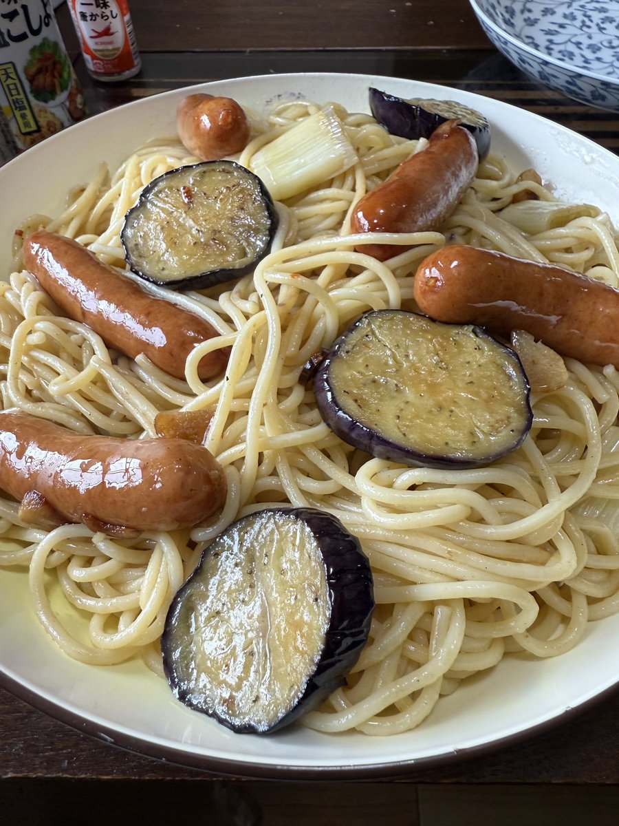 taa0888's tweet photo. ウィンナーと白ネギとナスのペペロンチーノ

ŧ‹”ŧ‹”( ‘ч’ )ŧ‹”ŧ‹” https://t.co/CKiDffbhOo