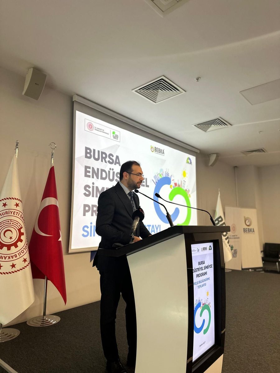 TCBEBKA's tweet photo. ♻️ Bursa’da Endüstriyel Simbiyoz İçin Güçlü Sinerji

Bursa Endüstriyel Simbiyoz Programı kapsamında düzenlenen Sinerji Çalıştayı; sanayi kuruluşları, kamu kurumları ve sektör paydaşlarının yoğun katılımıyla gerçekleştirildi.

BEBKA tarafından Bursa OSB iş birliğiyle düzenlenen çalıştayda; firmaların kaynak verimliliğini artırmaya, atık ve yan ürünleri ekonomik değere dönüştürmeye ve sürdürülebilir üretim anlayışını güçlendirmeye yönelik iş birliği fırsatları değerlendirildi.

💡 Etkileşimli yuvarlak masa oturumlarında katılımcılar;

🔹 Potansiyel simbiyoz fırsatlarını
🔹 Kaynak ve hammadde ihtiyaçlarını
🔹 Firmalar arası iş birliği alanlarını

birlikte değerlendirme imkânı buldu.

🌱 BEBKA olarak bölgemizde sürdürülebilir üretim, kaynak verimliliği, döngüsel ekonomi ve yeşil dönüşüm odaklı iş birliklerini güçlendirmeye yönelik çalışmalarımızı kararlılıkla sürdürmeye devam ediyoruz. 

@TCSanayi @KalkinmaAjansGM @BursaOSB