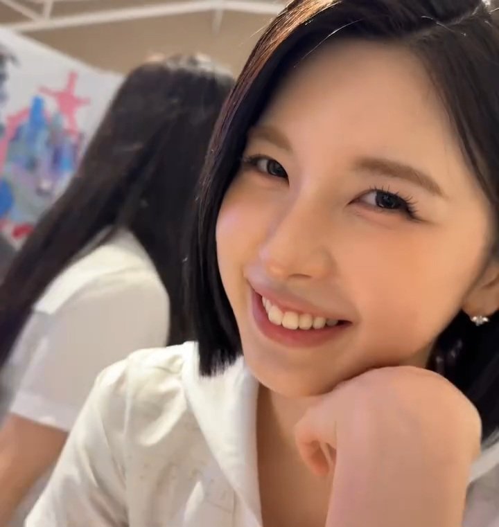 gwiyozy's tweet photo. ISN'T SHE SOOOOO PRETTY??? 😭😭😭 https://t.co/4SADPFApCz