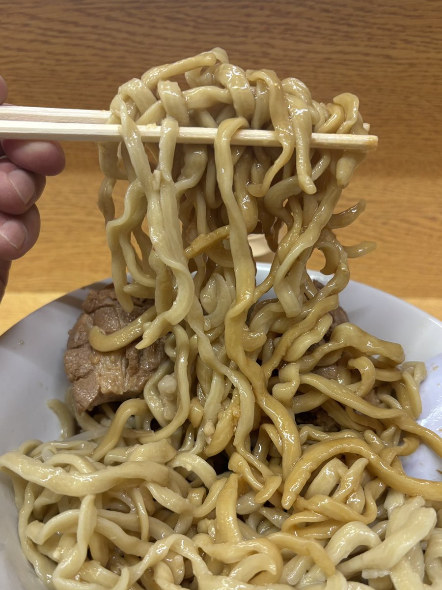 TokyoKazzbone's tweet photo. 始まりました!!!
今年一発目!!!
ラーメン二郎環七新新代田店さんの
冷ましシリーズ!!!
小ラーメン!
"冷まし中華“(+200円)
ニンニク🧄
アブラ!
今回もデカい端豚🙇♂️
そして冷水で締めた極太麺!!!
旨いデス😭😭😭
最高デス!!!
#ラーメン二郎
#マイレンゲ持参 https://t.co/WX82BY6AK2