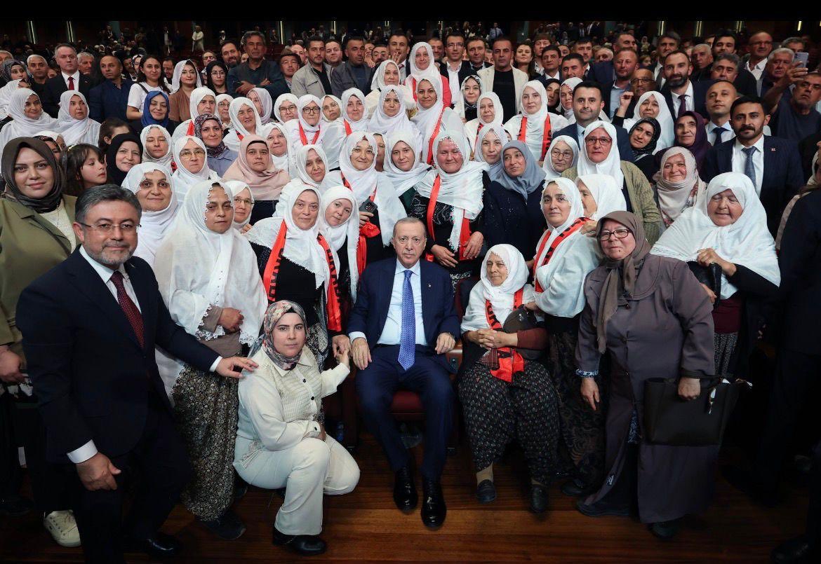 agritarimgovtr's tweet photo. Cumhurbaşkanımız Sayın Recep Tayyip ERDOĞAN'ın teşrifleriyle ve Bakanımız Sayın İbrahim YUMAKLI'nın katılımlarıyla, Beştepe Millet Kongre ve Kültür Merkezi'nde düzenlenen Dünya Çiftçiler Günü Programı'nda İl Müdürümüz Mehmet HÜSEYİNOĞLU da hazır bulundu.

@TCTarim 
@mehmethsyngl https://t.co/oq4qM360mr