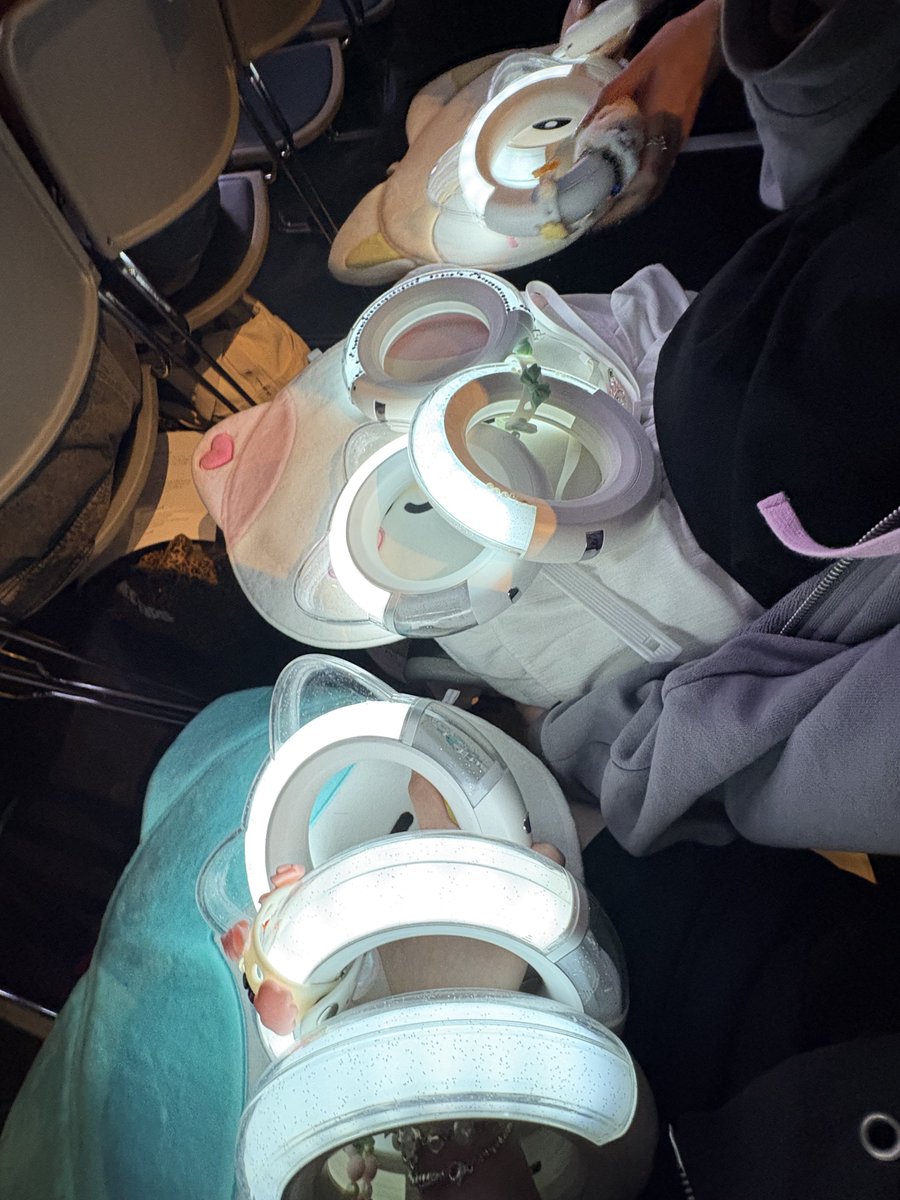 L0itzy's tweet photo. ライブ前にはしゃぎすぎて疲れたね🥹wwずっと3人で連番できるの幸せなの💞💞
掛け声もガチれてほんとに楽しすぎた
ITZYちゃん2日間ありがとう❤️

p.s.銀テの争奪戦が気づいたら終わってて取れなかったㅠㅠ って思ってたら前の優しいMIDZYちゃんがくれた神♡

#ITZY #MIDZY 
#ITZY_TUNNELVISION
#ITZY_TNVS
#ITZY_WORLD_TOUR