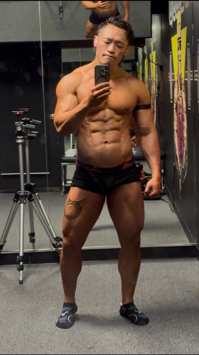 TheLeoSong's tweet photo. The post-show physique is fucking insane.

I wanna look like this forever. https://t.co/yX8SZG2PeQ