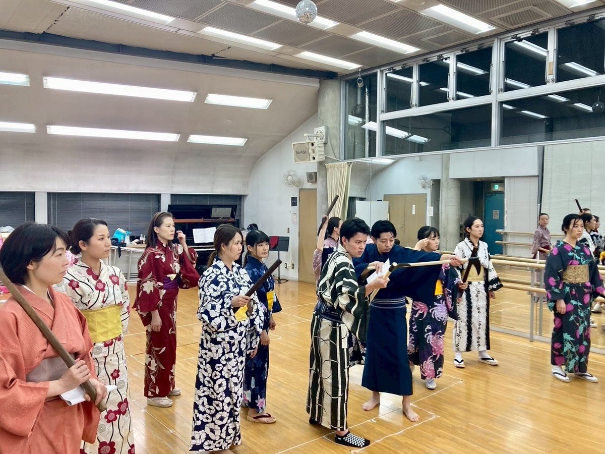 5aJ6GLTmZ6YSoGA's tweet photo. 昨日は、初めての大人数での歌と振り付け稽古🎶💃

交通整理がもう〜大変😅

役柄やコーラスのパートの関係性もあるし、
前回の公演の3倍くらいのキャストがいる感じだから、振り付け師のメイちゃんも四苦八苦です💦

メイちゃん、迫力ある振り付けありがとうございます🙇😭

#ディアマイドクター2026 https://t.co/UtkvpUEiYx