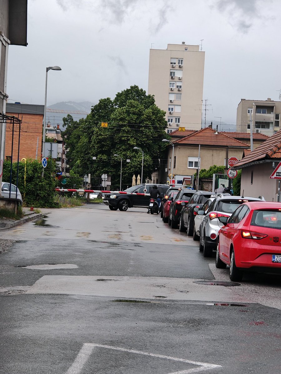 CroDcmusic's tweet photo. Da više ne govorite da vozači BMW-a divljaju .... https://t.co/yMs77LG9oo